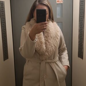 Παλτό έκρου με γούνα στον γιακά