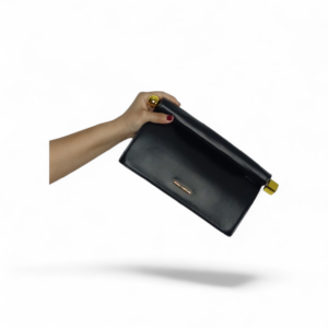 Τσάντα φάκελος μαύρη με χρυσή λεπτομέρεια